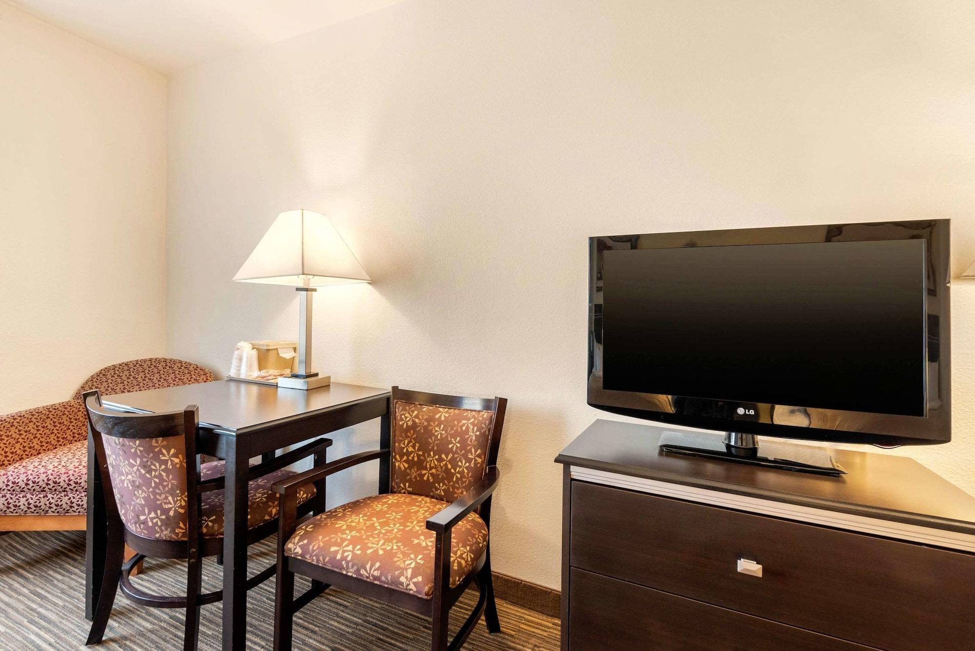Quality Inn & Suites Limon Esterno foto