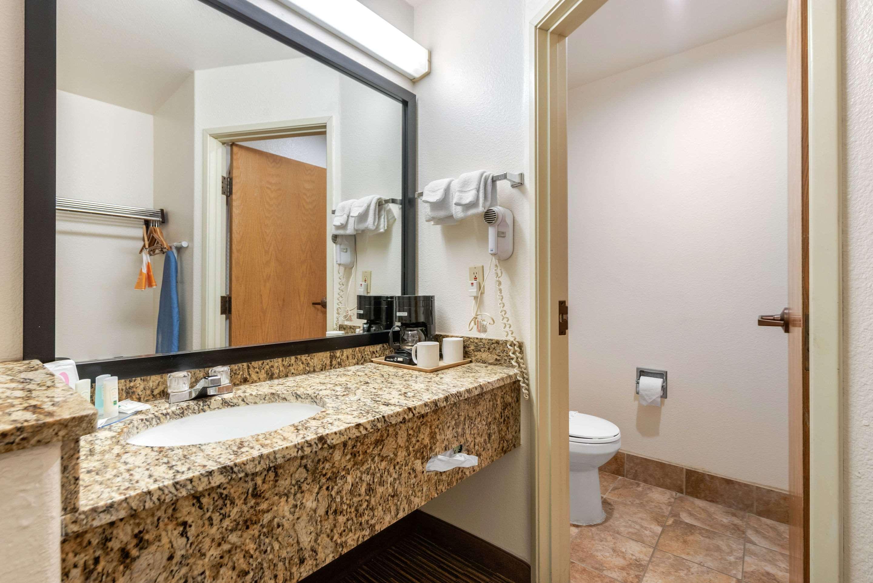 Quality Inn & Suites Limon Esterno foto