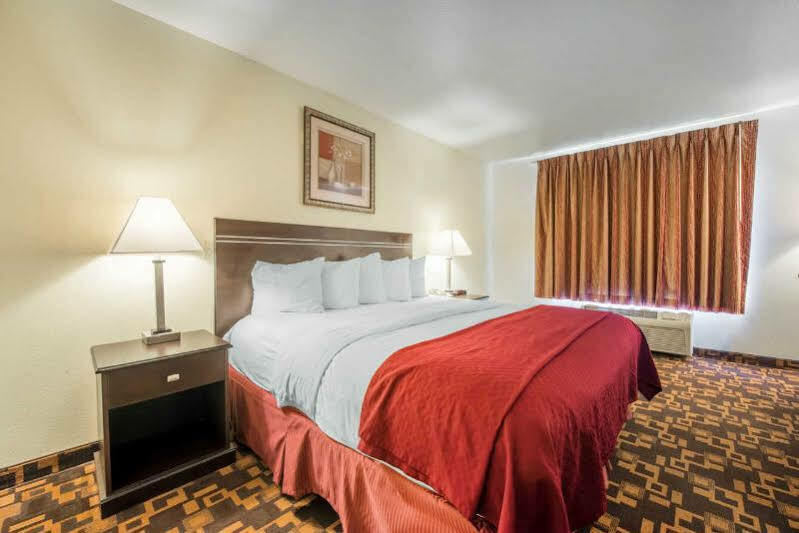 Quality Inn & Suites Limon Esterno foto