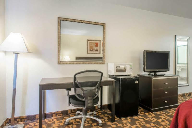 Quality Inn & Suites Limon Esterno foto